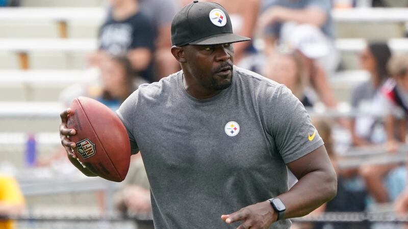 FILE - Pittsburgh Steelers senior defensive assistant Brian Flores works with the defense as...